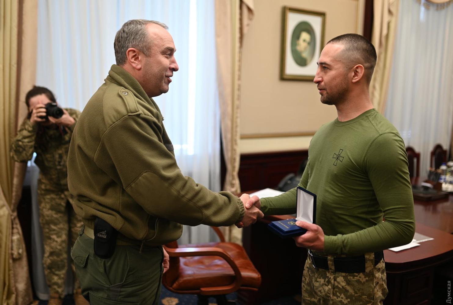 Ukrainian border guard, who "sent" a Russian warship, returned to his homeland and received an award