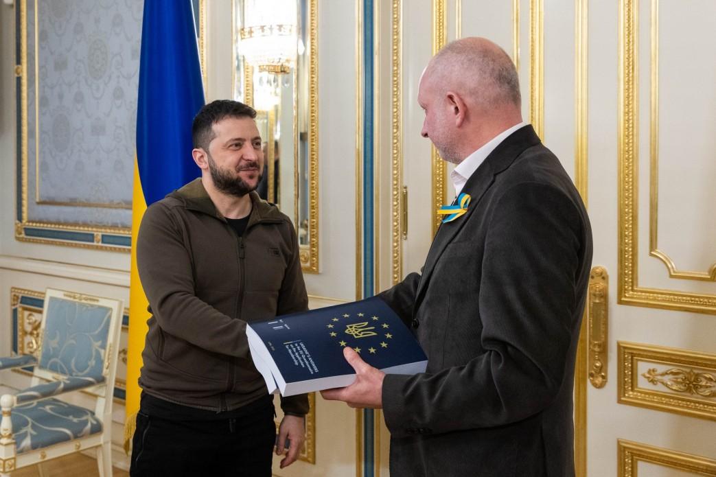 The President handed over a completed questionnaire for Ukraine’s obtaining of the EU candidate status to Matti Maasikas